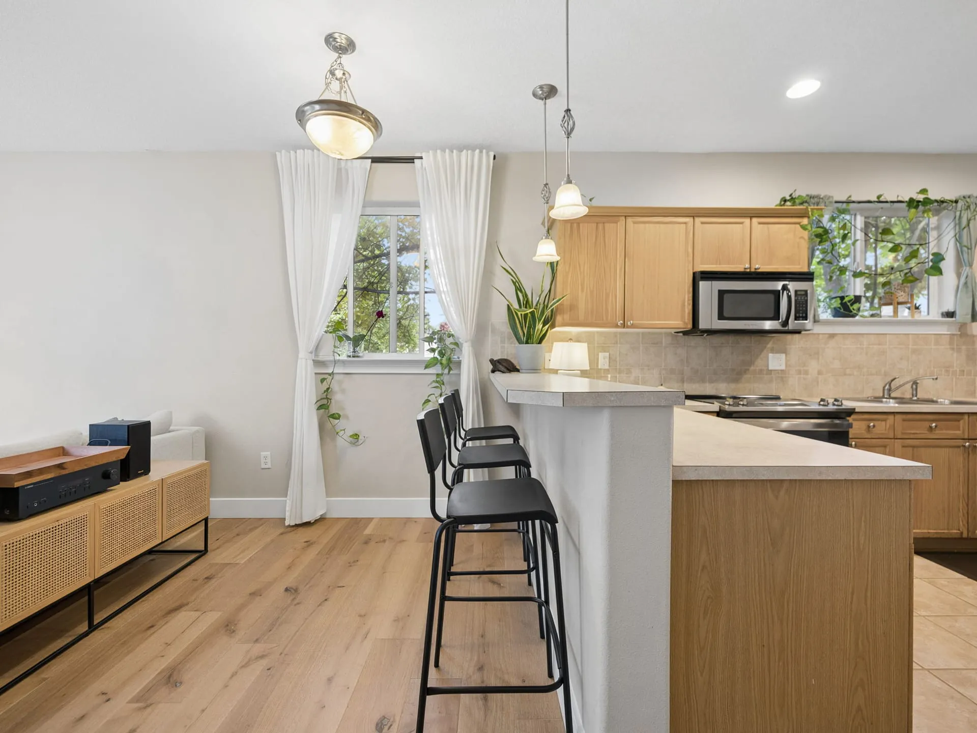 Kitchen eat-in bar